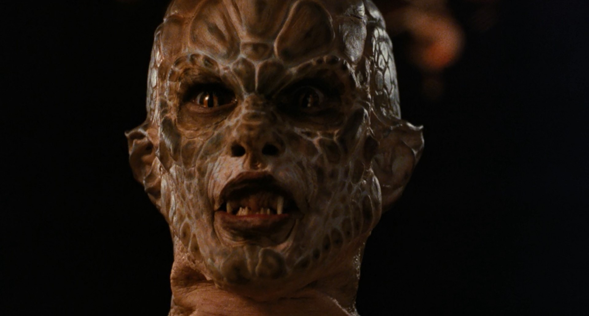 Сет Гекко Сантанико Пандемониум — Я не буду высасывать из тебя всю кровь, ты будешь моим рабом. Поскольку ты недостоин пить человеческую кровь, ты будешь питаться кровью бродячих псов. Ты будешь моей подставкой для ног и по моей команде будешь слизывать собачье говно с моих каблуков. А поскольку ты будешь моим псом, твоя новая кличка будет — Бобик. Добро пожаловать в рабство!
— Нет, спасибо, я уже был женат!