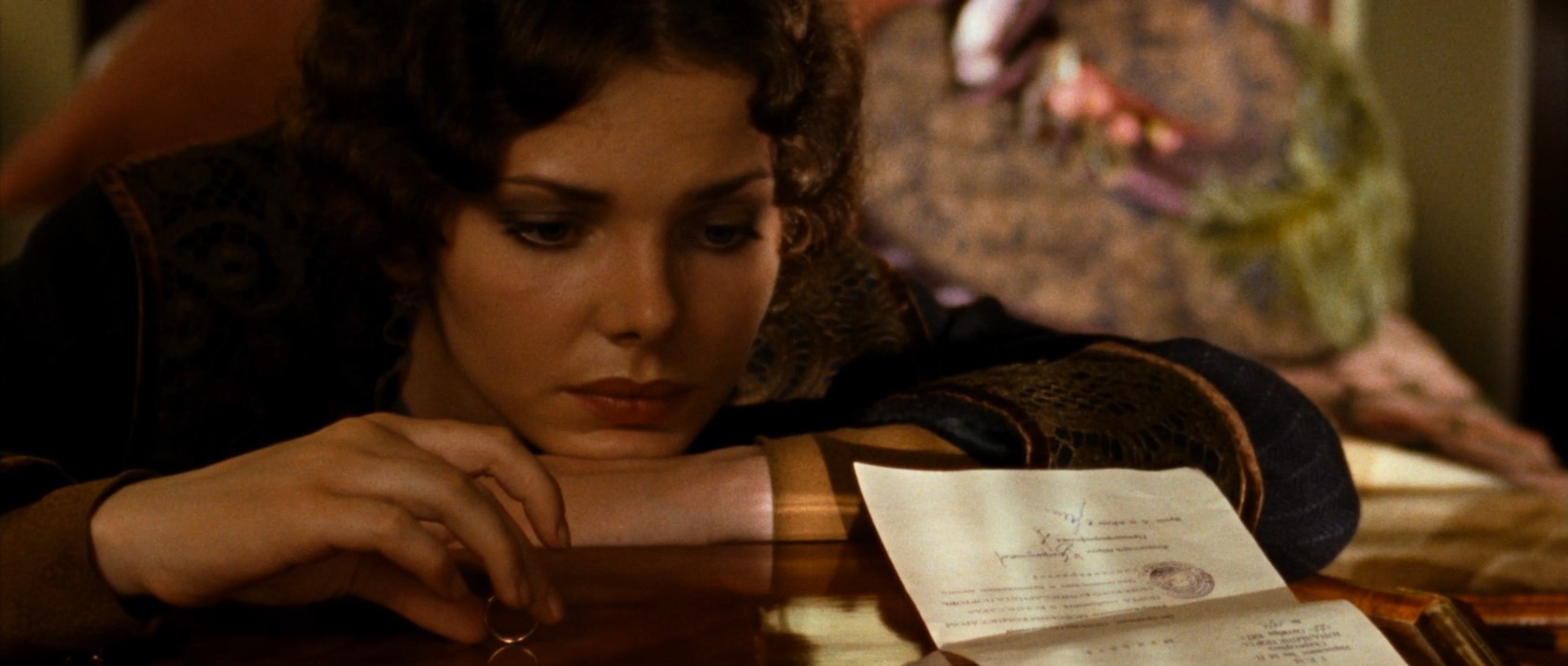 Вечером шла у Михайловского замка, слышала, как дети спорили:
— Моё! Отдай.
— Нет, моё!
И вдруг стало так легко и ясно, как стекло протерли. Всё будет. Всё уже есть. Исчезло моё и ваше. Каждое утро я открываю глаза и улыбаюсь. Я живу. Я жду. Это награда, а не наказание. Потому что против всех законов физики, ты отдаёшь, а у тебя прибывает и не кончается. Представляете, я чувствую у себя в ладонях большой и невозможно круглый светящийся шар. Это благодать, дар, счастье. Так бывает, вы не смейтесь, я знаю. Я стою на пороге неведомого огромного мира. Пусть будущее мы видим гадательно, как сказал Апостол «сквозь тусклое стекло», но пребывает с нами Вера, Надежда, Любовь. И Любовь из них больше...