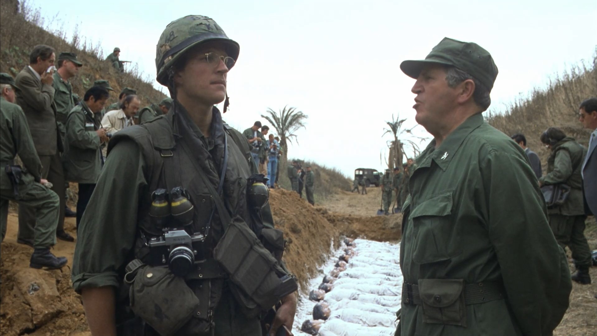 Мы здесь для того, чтобы помогать вьетнамцам, потому что в каждом узкоглазом сидит американец, который хочет выбраться наружу.