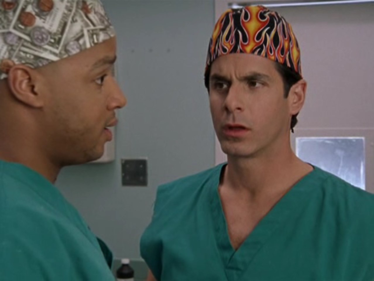 — Последний раз я так лез из кожи вон, чтобы с кем-то подружиться, когда знакомился с мамой Карлы.
— Я думал, её мать тебя ненавидит.
— Да, но она умерла, так что я, вроде как, выиграл.