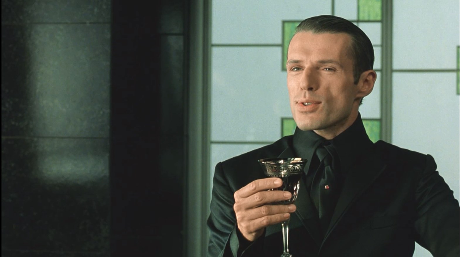 Я люблю французские вина, как впрочем французский язык. Я учил разные языки, но французский — мой любимый. Фантастика! Особенно ругательства. Словно подтираешь задницу мягким шелком.