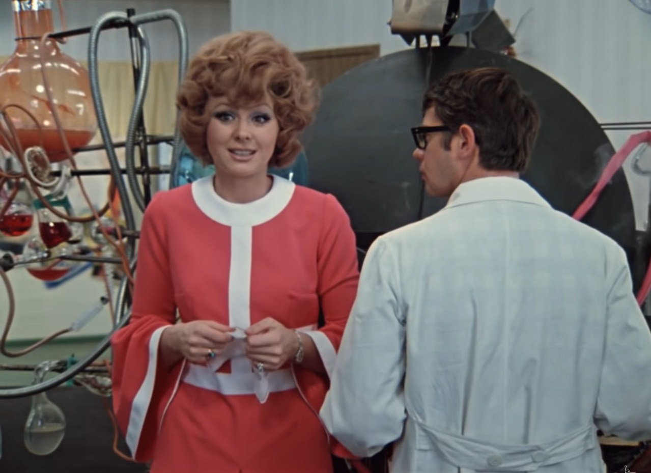 Зинаида Михайловна Тимофеева (Зина) Я должна сообщить тебе ужасное известие. У меня сегодня в кафе увели перчатки... И я полюбила другого!