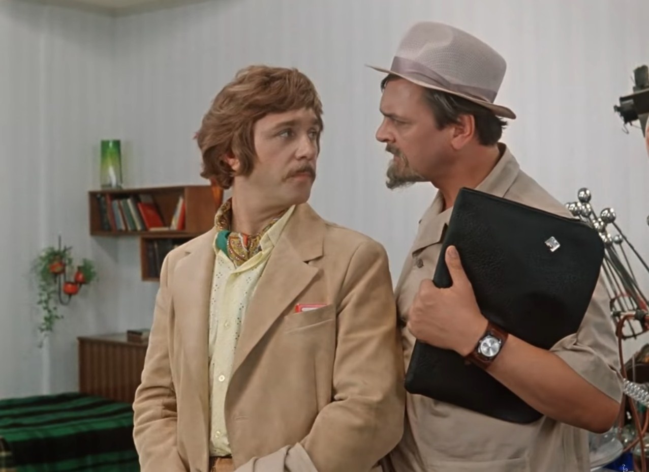 — Вы игнорировали мой вопрос относительно магнитофона!
— Тьфу на вас!