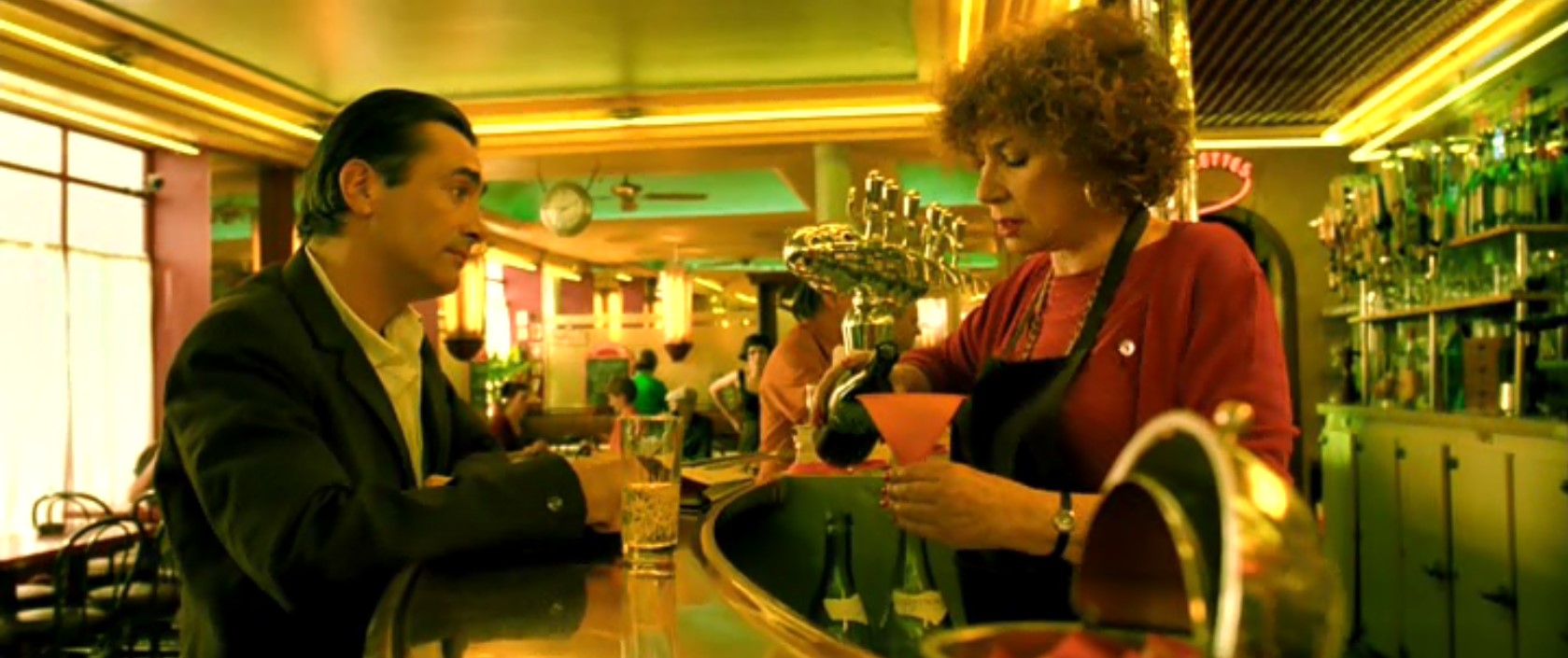 Литературные критики — это кактусы, у них одни колючки, а писатели — птицы, у них только перья.