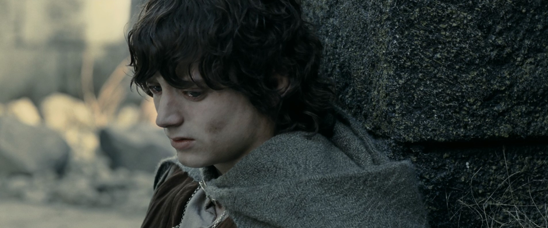 — …Мы словно в легенде очутились, мистер Фродо, в одной из тех, что берёт за душу. В ней столько страхов и опасностей, порой даже не хочется узнавать конец, потому что не верится, что все кончится хорошо. Как может всё стать по-прежнему, когда все так плохо?! Но в конце всё проходит... Даже самый непроглядный мрак рассеивается! Грядёт новый день! И когда засветит Солнце, оно будет светить ещё ярче! Такие великие легенды врезаются в сердце и запоминаются на всю жизнь, даже если ты слышал их ребенком и не понимаешь, почему они врезались... Но мне кажется, мистер Фродо, я понимаю. Понял теперь... Герои этих историй сто раз могли отступить, но не отступили! Они боролись! Потому что им было, на что опереться…
— На что мы опираемся, Сэм?
— На то, что в мире есть добро, мистер Фродо! И за него стоит бороться.