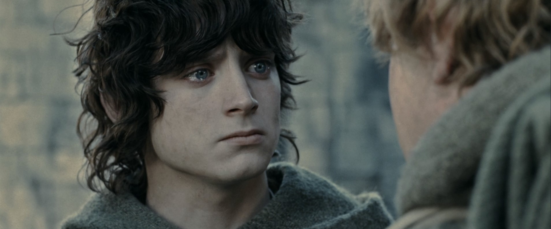 — …Мы словно в легенде очутились, мистер Фродо, в одной из тех, что берёт за душу. В ней столько страхов и опасностей, порой даже не хочется узнавать конец, потому что не верится, что все кончится хорошо. Как может всё стать по-прежнему, когда все так плохо?! Но в конце всё проходит... Даже самый непроглядный мрак рассеивается! Грядёт новый день! И когда засветит Солнце, оно будет светить ещё ярче! Такие великие легенды врезаются в сердце и запоминаются на всю жизнь, даже если ты слышал их ребенком и не понимаешь, почему они врезались... Но мне кажется, мистер Фродо, я понимаю. Понял теперь... Герои этих историй сто раз могли отступить, но не отступили! Они боролись! Потому что им было, на что опереться…
— На что мы опираемся, Сэм?
— На то, что в мире есть добро, мистер Фродо! И за него стоит бороться.