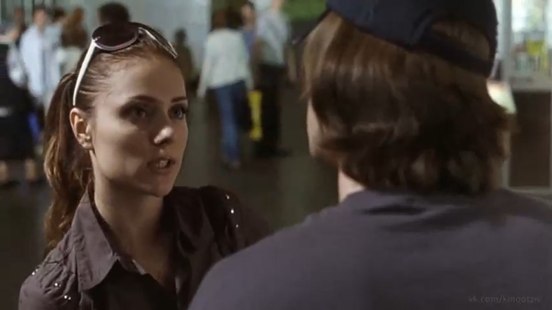 — Бегаешь только по Москве как наскипидаренный.
— Лучше бегать наскипидаренным, чем лежать наформалиненным.