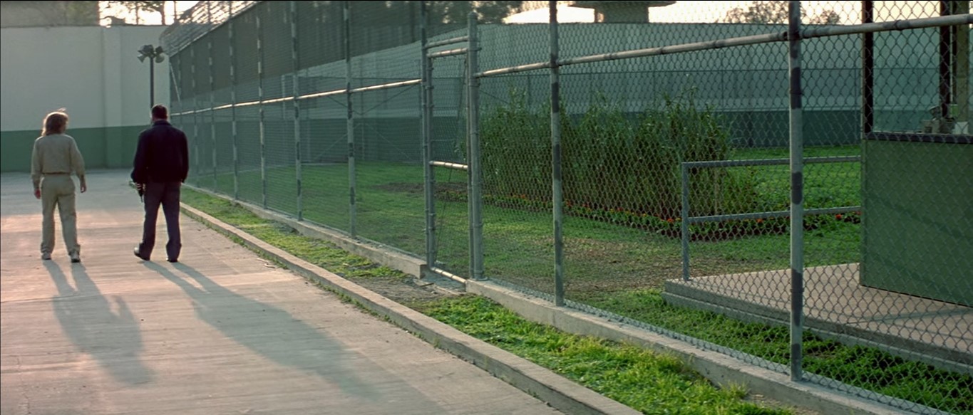 Всю свою жизнь я разбрасывался чувствами, а сейчас я выдохся, у меня ничего не осталось. Но я улыбаюсь, зная, что всегда стремился к большему.