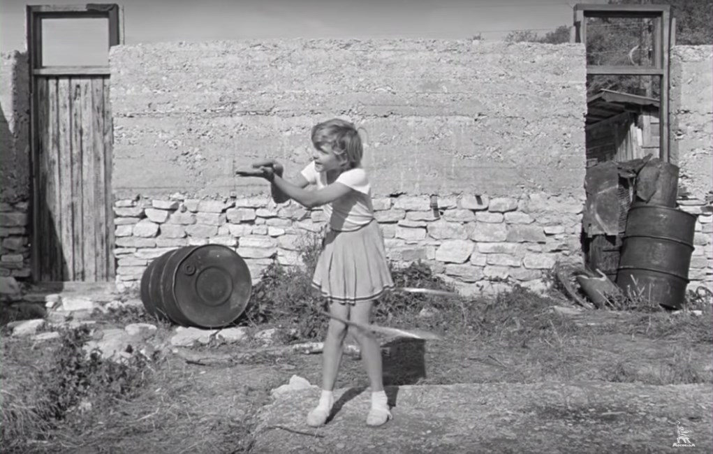 Тут зрители аплодируют, аплодируют, кончили аплодировать…