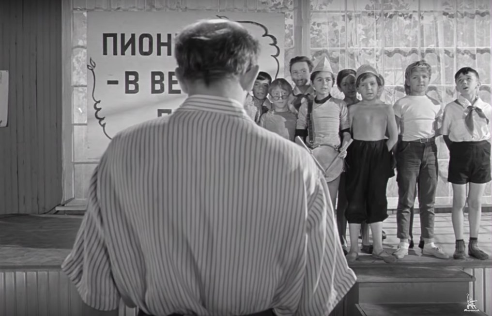 — Мы бодры, веселы...
— Стоп, стоп, стоп! «Бодры» надо говорить бодрее. А «веселы» как?
— Веселее.
— Молодец, понял.