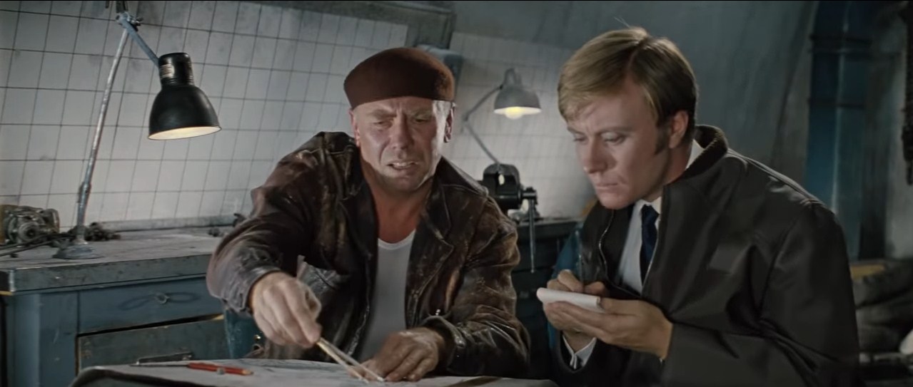 Строго на север порядка пятидесяти метров расположен туалет типа «сортир», отмеченный на схеме буквами «Мэ» и «Жо»…