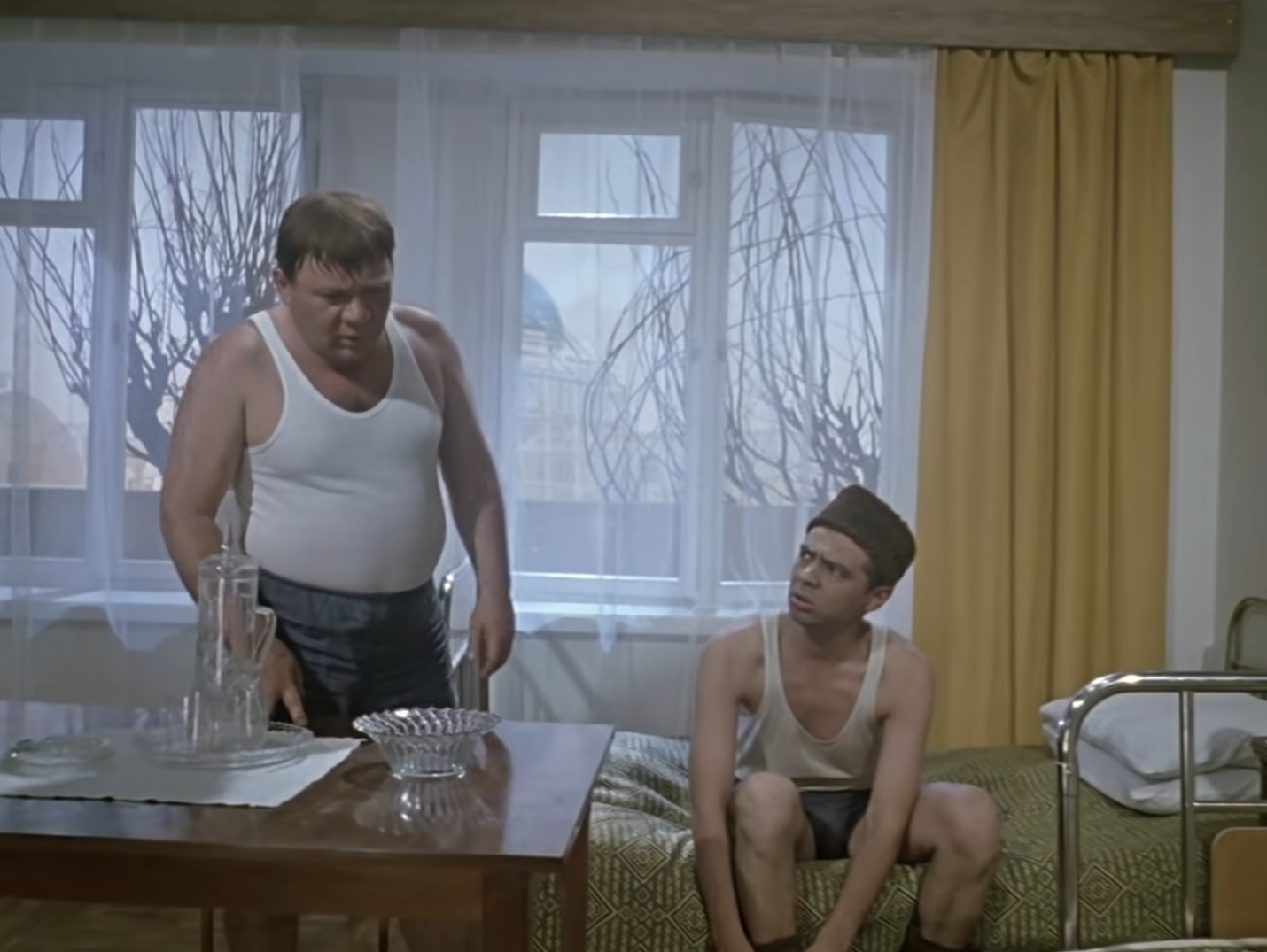 А в тюрьме сейчас ужин… макароны…