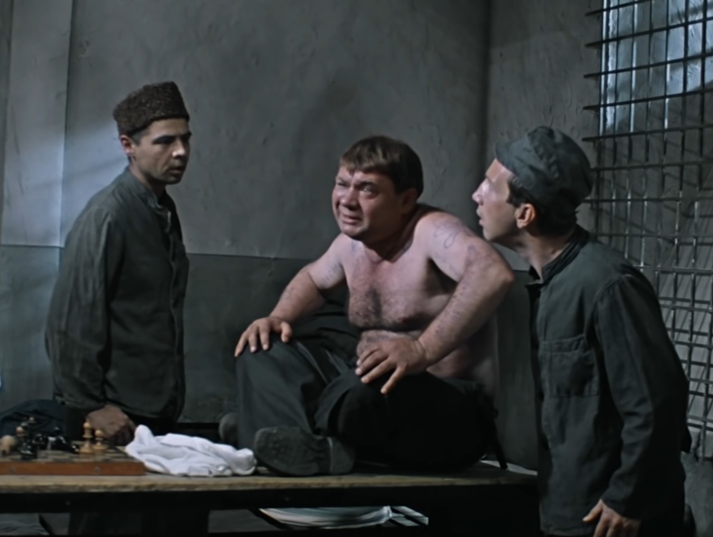 Фёдор Петрович Ермаков / Косой Евгений Иванович Трошкин — А ну, канай отсюда!
— Точно! Канай! И пусть канает отсюда! А то я ему рога поотшибаю, пасть порву, моргалы выколю! Всю жизнь работать на лекарства будешь! Сарделька, сосиска, редиска! Навуходоносор! Петух гамбургский!