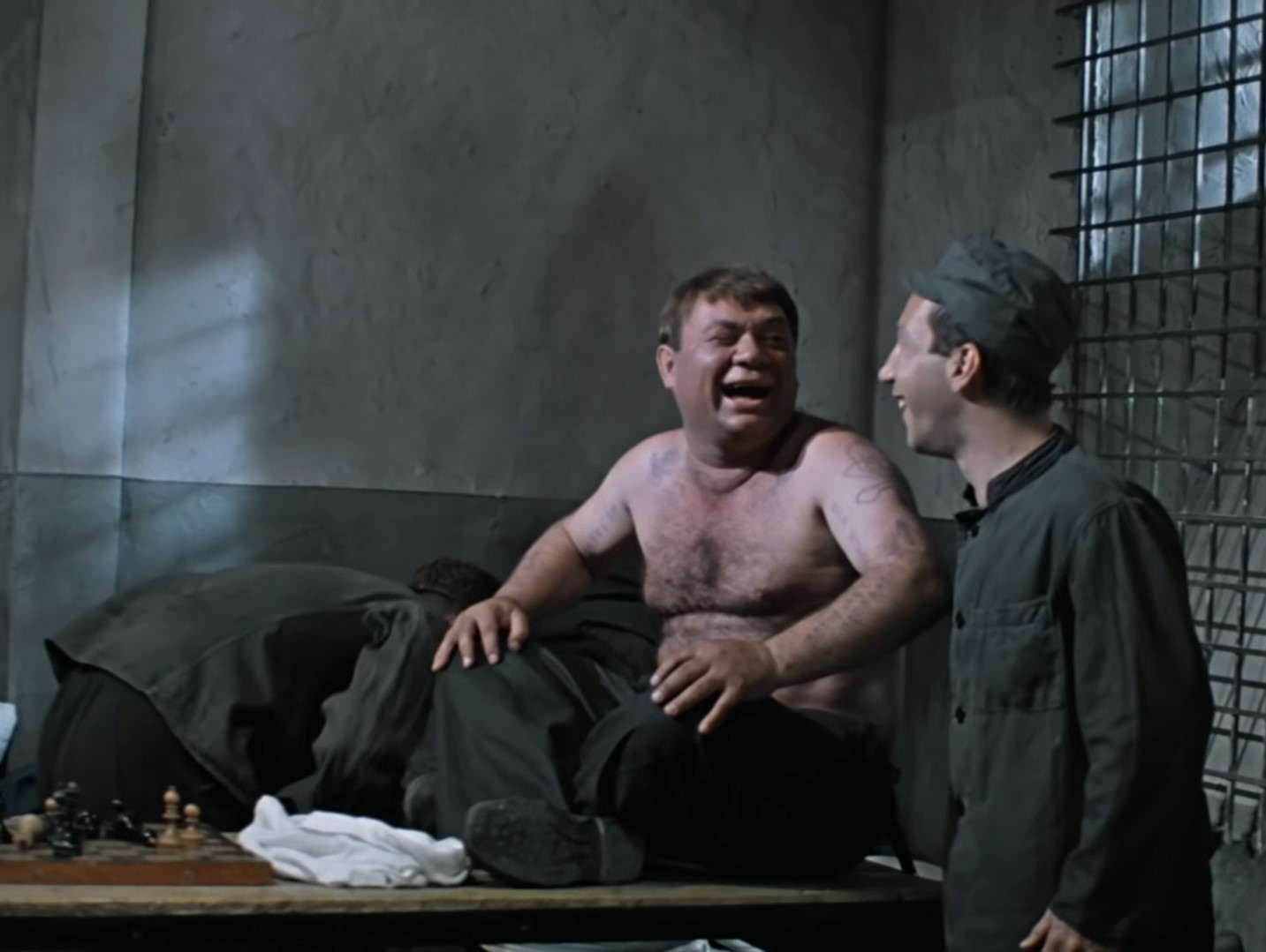 Фёдор Петрович Ермаков / Косой Евгений Иванович Трошкин — А ну, канай отсюда!
— Точно! Канай! И пусть канает отсюда! А то я ему рога поотшибаю, пасть порву, моргалы выколю! Всю жизнь работать на лекарства будешь! Сарделька, сосиска, редиска! Навуходоносор! Петух гамбургский!