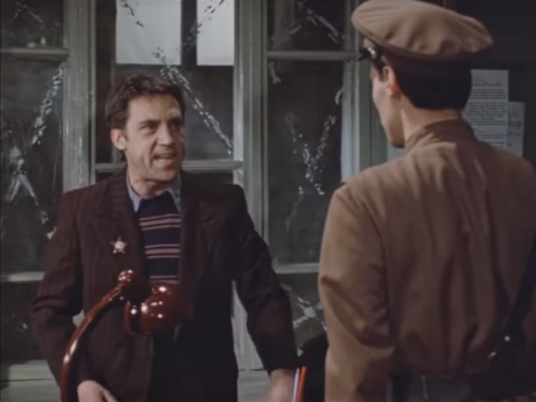 — Но ты же сам понял, что Груздев не виноват.
— Допустим, что ты прав. Но нельзя его отпускать. Хотя бы потому, что убийца поймёт — с Груздева сняты подозрения. Он затаится, ляжет на дно. И что тогда?
— Да почему же Груздев должен из-за за этого бандита в тюрьме париться? Для него каждый день в тюрьме десять лет жизни стоит!
— Послушай, Шарапов, не распускай сопли! Здесь МУР, а не Институт благородных девиц. Убита женщина, а убийца разгуливает на свободе. А он должен сидеть в тюрьме!
— Но ведь Груздев...
— Будет сидеть!!! Я сказал!