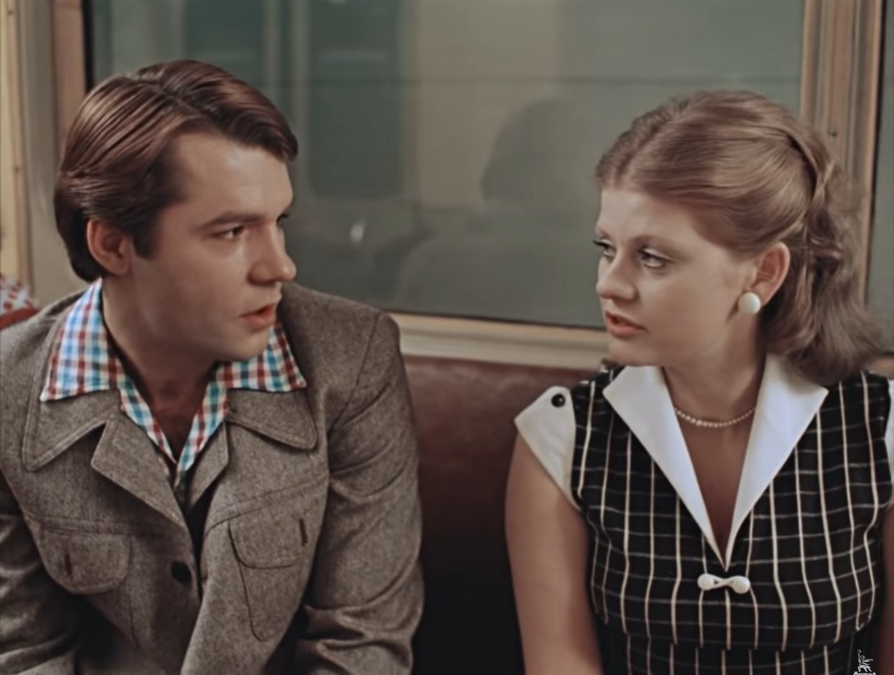 — А что вы читаете?
— Книжку.
— Интересно?
— Очень.