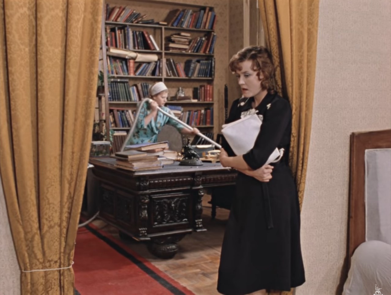 Хозяева телеграмму прислали — послезавтра приезжают. Вот что значит интеллигентные люди — заранее предупреждают — боятся врасплох застать.