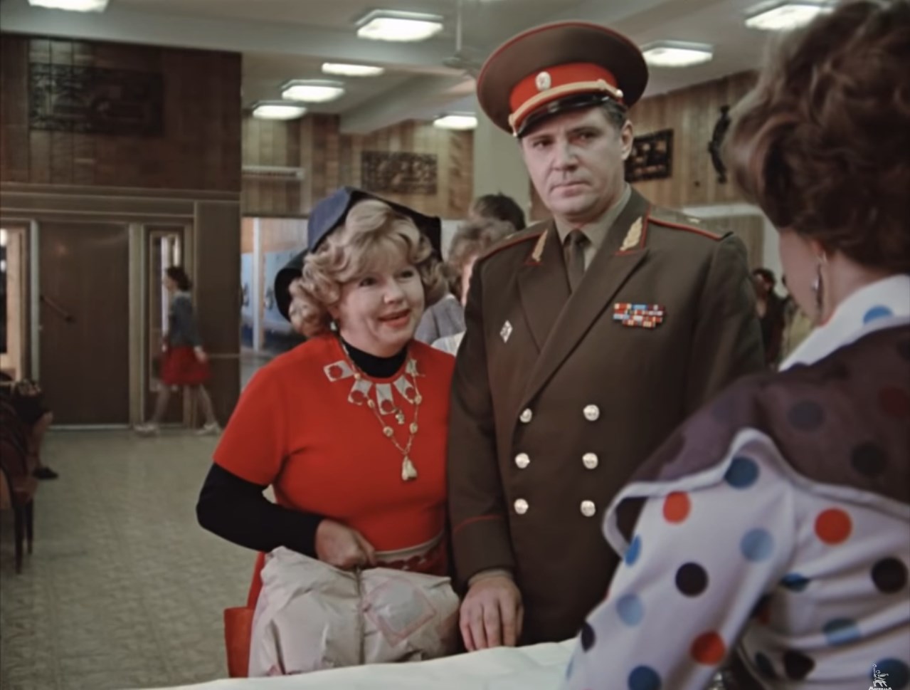 — Ой, девушка, а нельзя все это завернуть в два слоя бумаги? А то нам далеко нести.
— С бумагой в стране напряженка!