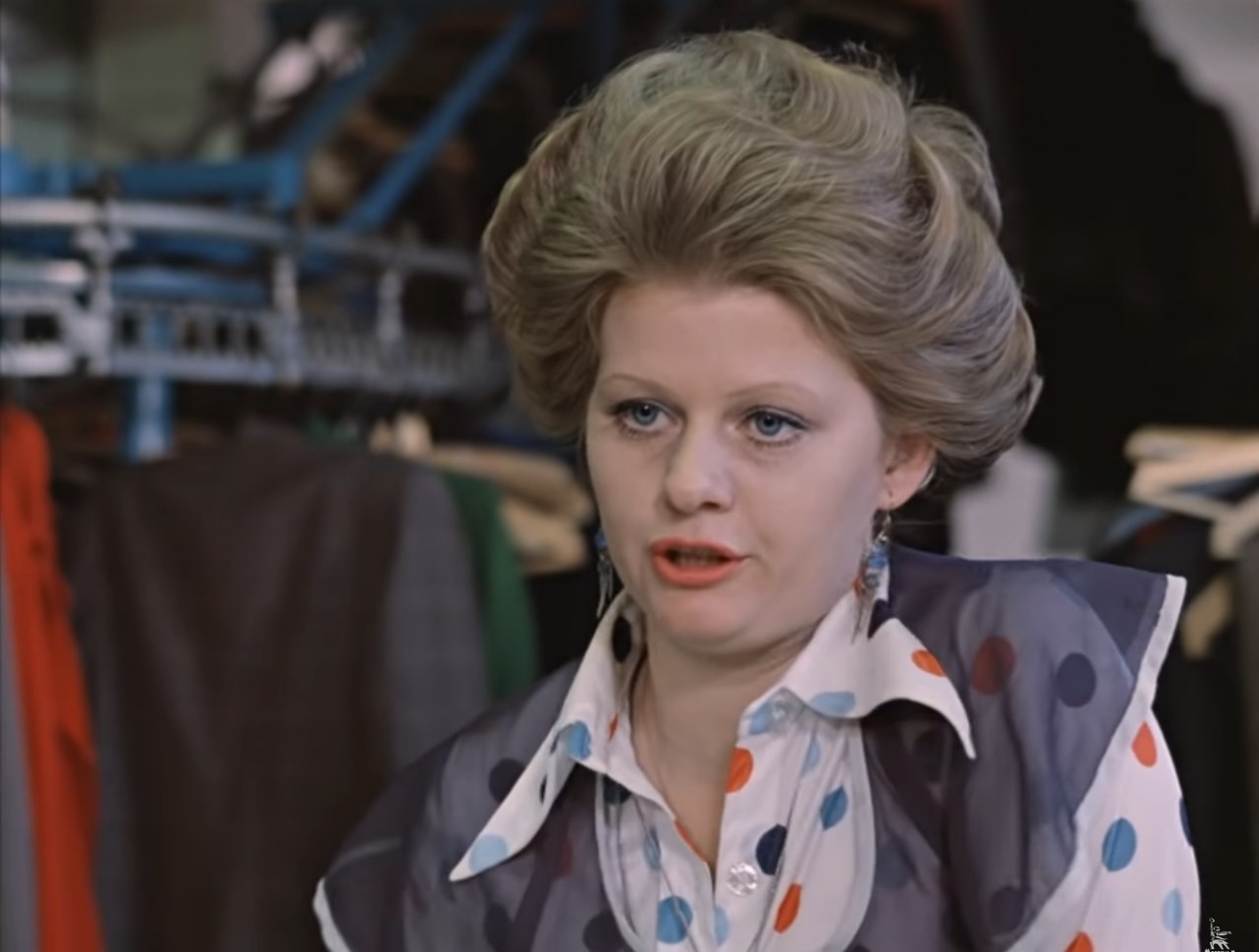 — Ой, девушка, а нельзя все это завернуть в два слоя бумаги? А то нам далеко нести.
— С бумагой в стране напряженка!