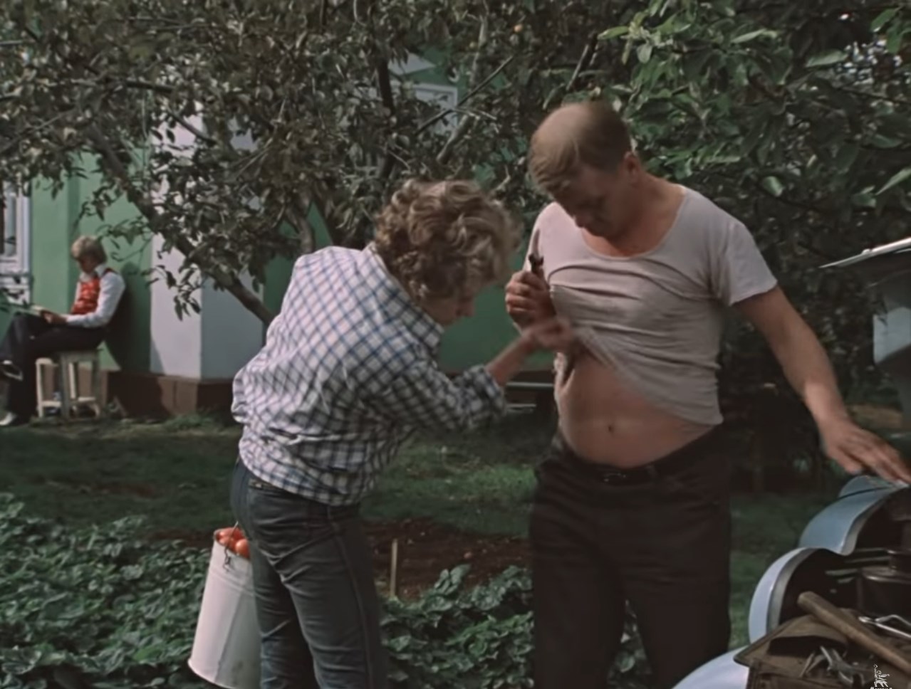 — Вот ты, всегда правильную жизнь вёл. Сохранился, что ли? Вон они три волосинки в шесть рядов.
— Сейчас модно носить лысину.
— А-а-а... А это что такое? [теребит за живот]
— Это комок нервов!