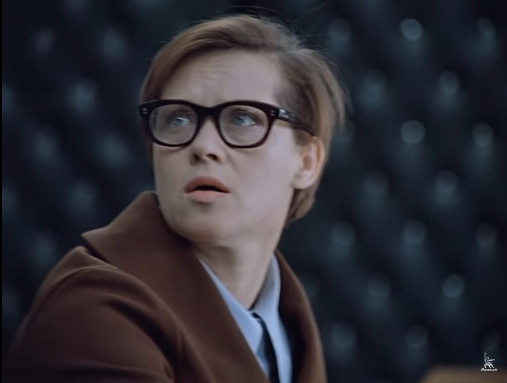 — Значит, неудачные ноги, Людмила Прокофьевна, надо прятать.
— Куда?
— Под макси!