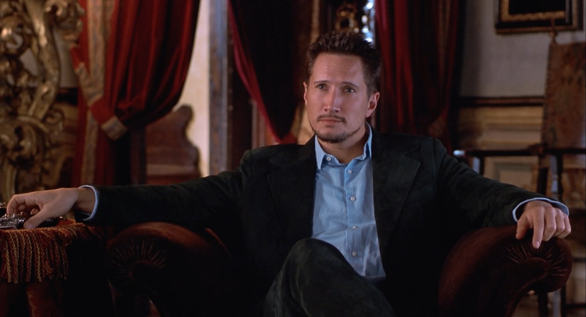 — Ты можешь умереть?
— Попробуй, узнаешь.