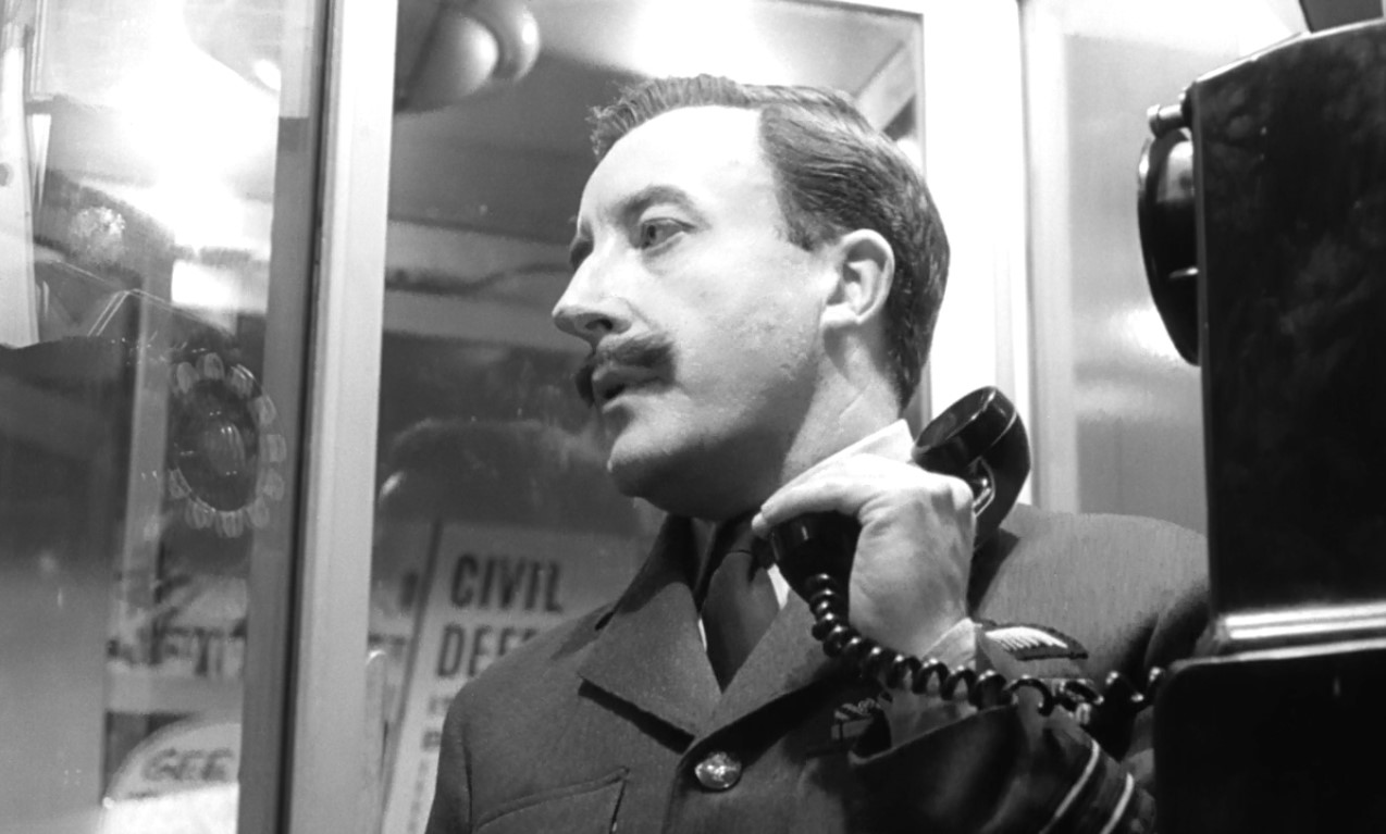 Лайонел Мандрейк: — У вас есть 25 центов?
«Бэт» Гуано: — Ты что, думаешь, я сражаюсь с мелочью в кармане?