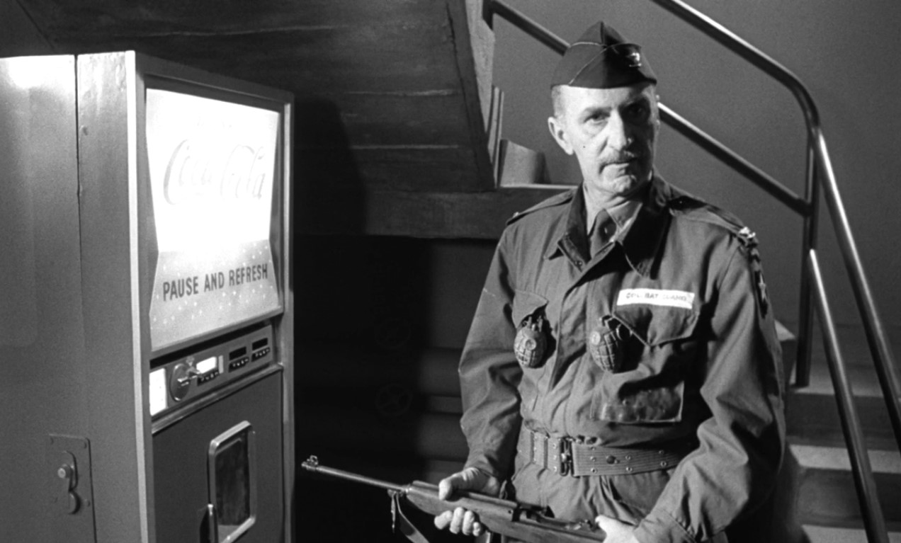 — Ладно, я достану деньги. Но если вы не дозвонитесь президенту США, знаете, что с вами будет?
— Что?
— Вам придется ответить перед компанией Coca-Cola!