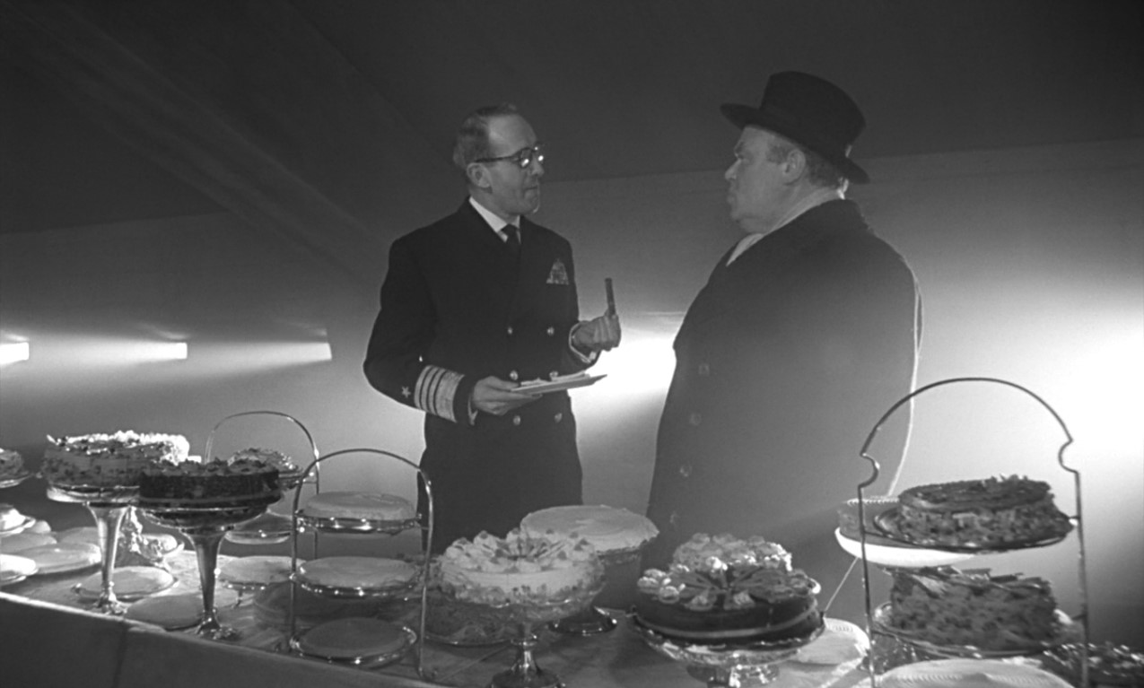 президент США Мёркин Маффли посол СССР Алексей Десадецкий генерал Бак Тёрджидсон Мёркин Маффли: — Попробуйте ямайскую сигару, посол. Они недурны.
Алексей Десадецкий: — Спасибо. Я не беру продукцию марионеток империализма.
Мёркин Маффли: — Только марионеток коммунизма, да?
Бак Тёрджидсон: — Господин президент, неужели вы не дадите по рукам этому вшивому комми?