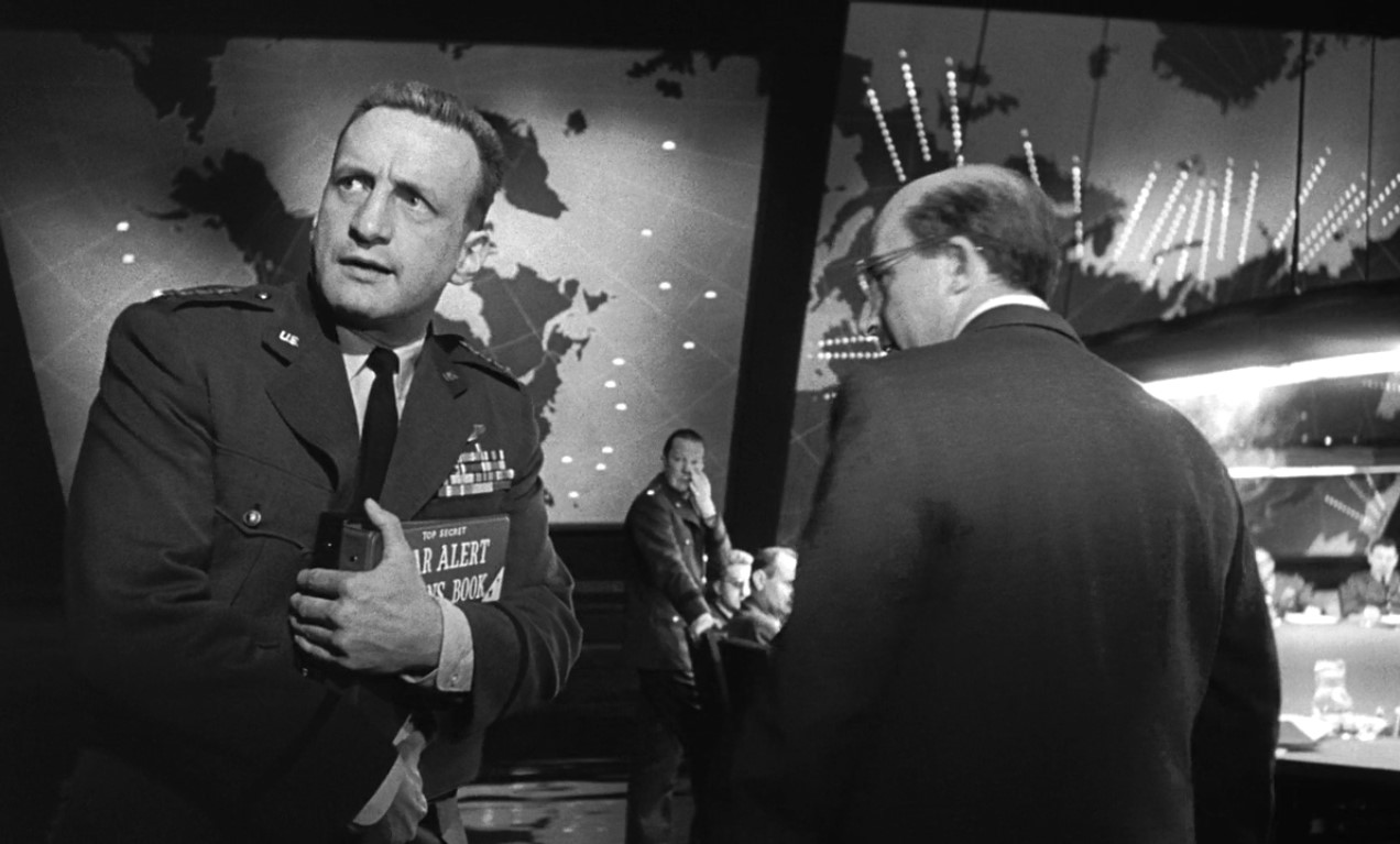 президент США Мёркин Маффли посол СССР Алексей Десадецкий генерал Бак Тёрджидсон Мёркин Маффли: — Попробуйте ямайскую сигару, посол. Они недурны.
Алексей Десадецкий: — Спасибо. Я не беру продукцию марионеток империализма.
Мёркин Маффли: — Только марионеток коммунизма, да?
Бак Тёрджидсон: — Господин президент, неужели вы не дадите по рукам этому вшивому комми?