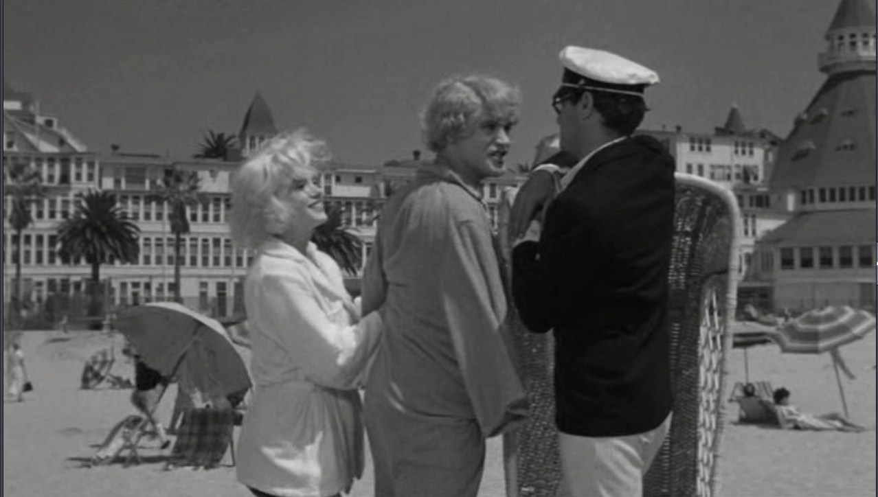 — Приходите вечером нас послушать!
— Не знаю смогу ли я, но постараюсь...
— О, пожалуйста! Если вы не придете, мы очень огорчимся! И захватите яхту!