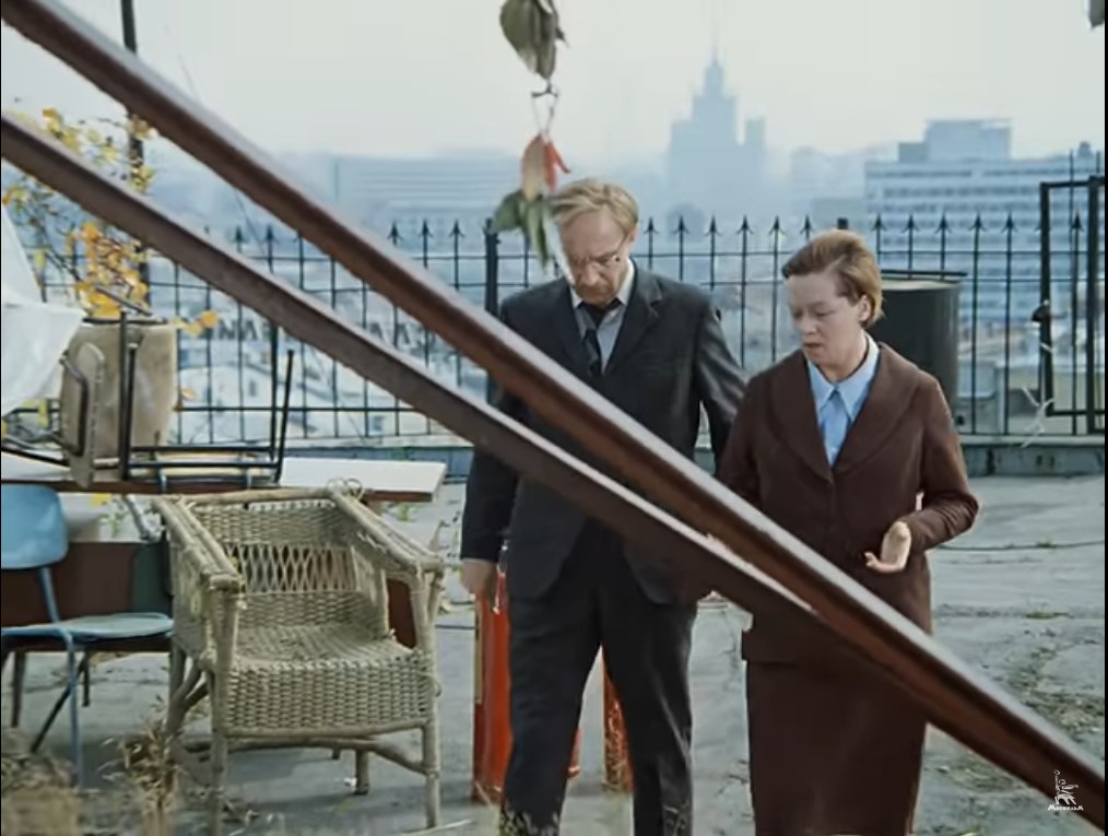 Иногда бывает, что хочется поплакать, но что же я буду реветь в одиночку? Это всё равно, что алкоголик, который пьёт в одиночку.