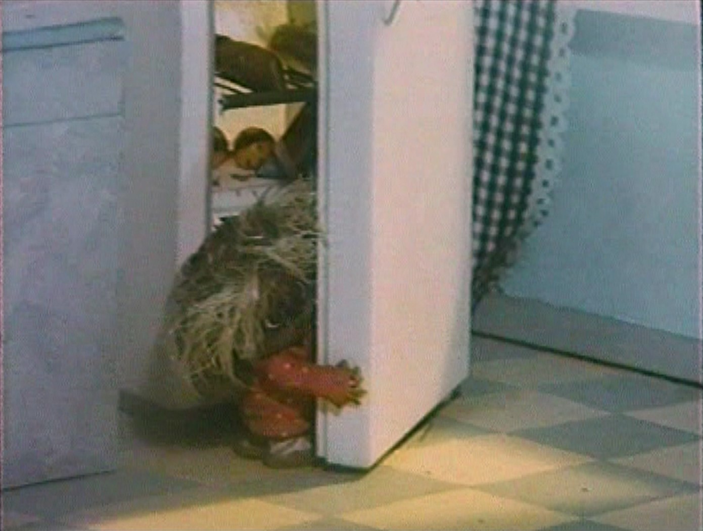 Наташа Домовёнок Кузя — Вот так сказка! Жил-был домовой, жадный-прежадный.
— Я не жадный, я домовитый!