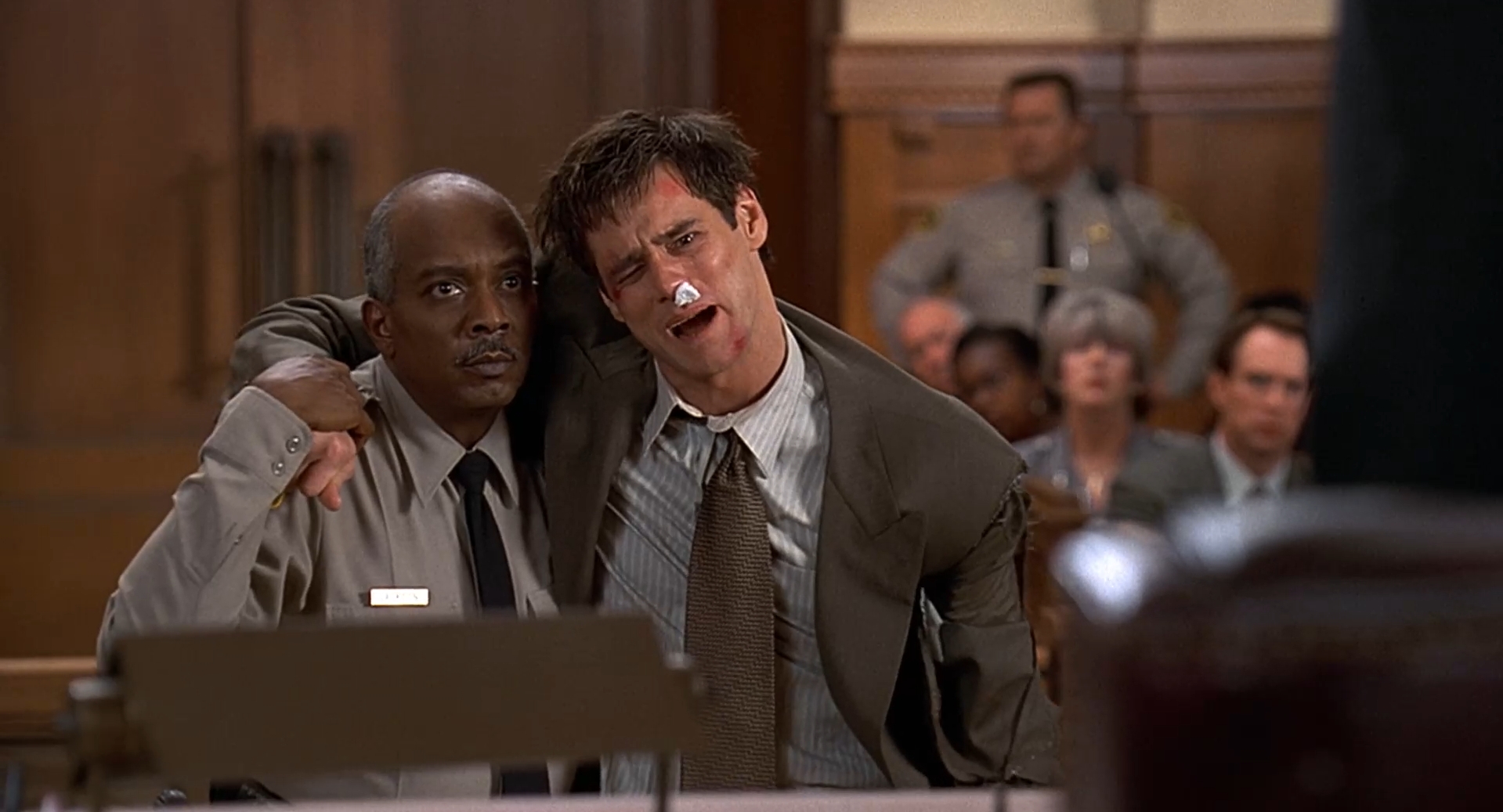 — Вы можете описать, как он выглядел?
— Высокий, с большими зубами... нескладный такой...