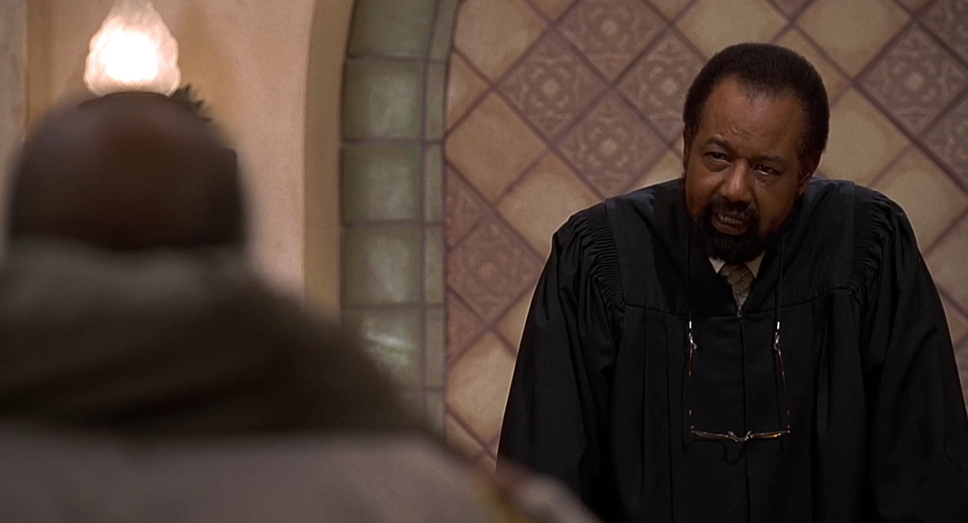 — Вы можете описать, как он выглядел?
— Высокий, с большими зубами... нескладный такой...