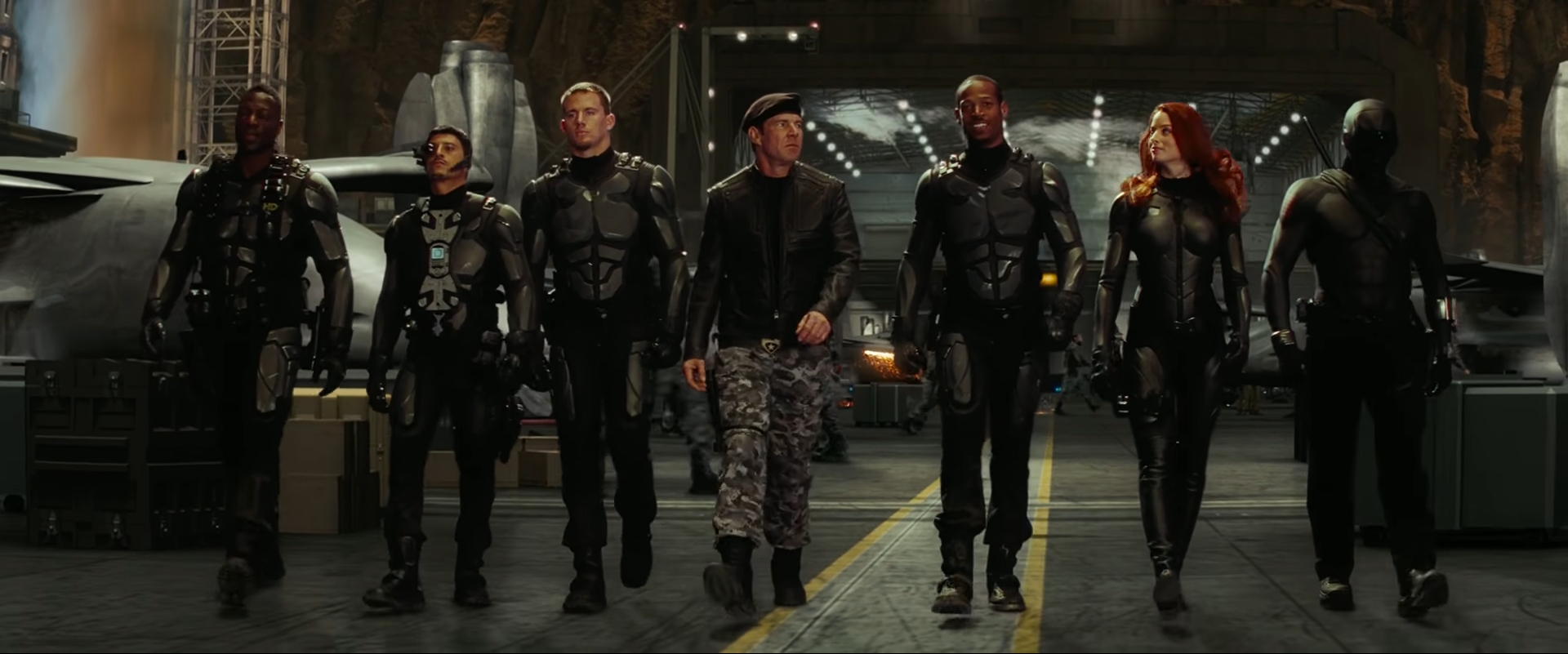 — Смотримся классно...
— Да, привыкай!