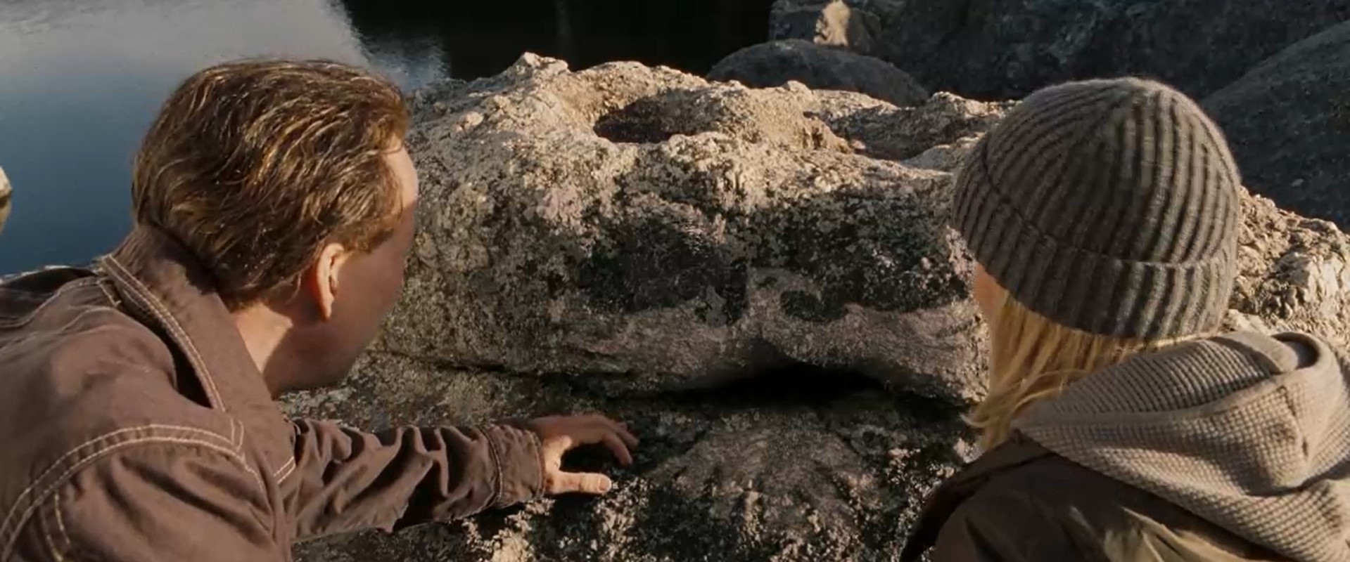 Эбигейл Чейз: — Это орёл.
Бенджамин Гейтс: — Благородная птица.
Эмили Эпплтон-Гейтс: — Возьмет за руку и проведет.
Эбигейл Чейз: — Что теперь?
Райли Пул: — Надо взяться за руки и с благородной миной пройти всем над птицей. Нет?