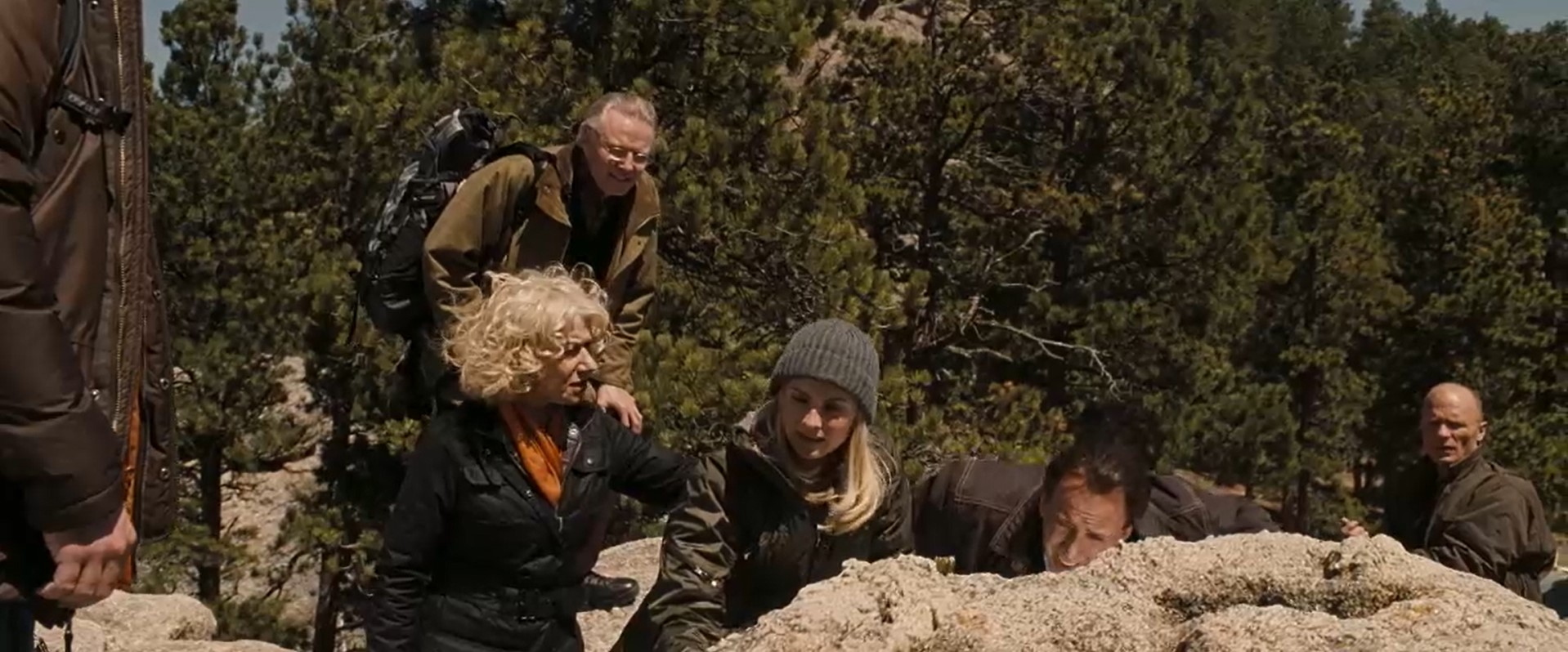 Эбигейл Чейз: — Это орёл.
Бенджамин Гейтс: — Благородная птица.
Эмили Эпплтон-Гейтс: — Возьмет за руку и проведет.
Эбигейл Чейз: — Что теперь?
Райли Пул: — Надо взяться за руки и с благородной миной пройти всем над птицей. Нет?