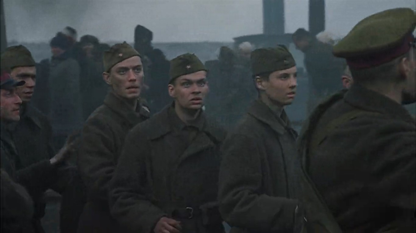 Тот, у кого есть винтовка – стреляет. Тот, у кого нет – следует за ним. Когда солдата с винтовкой убьют, тот, что следует за ним, подбирает винтовку и стреляет.