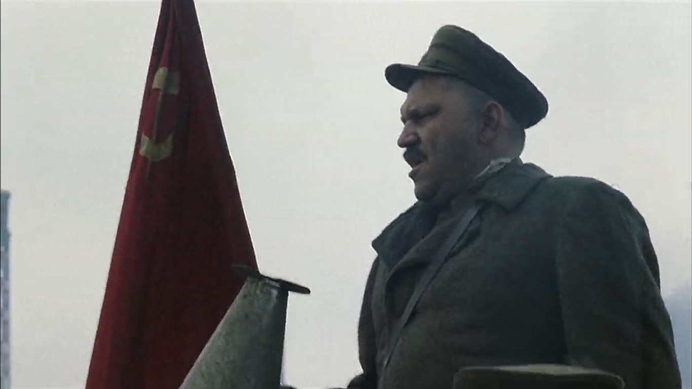 Тот, у кого есть винтовка – стреляет. Тот, у кого нет – следует за ним. Когда солдата с винтовкой убьют, тот, что следует за ним, подбирает винтовку и стреляет.