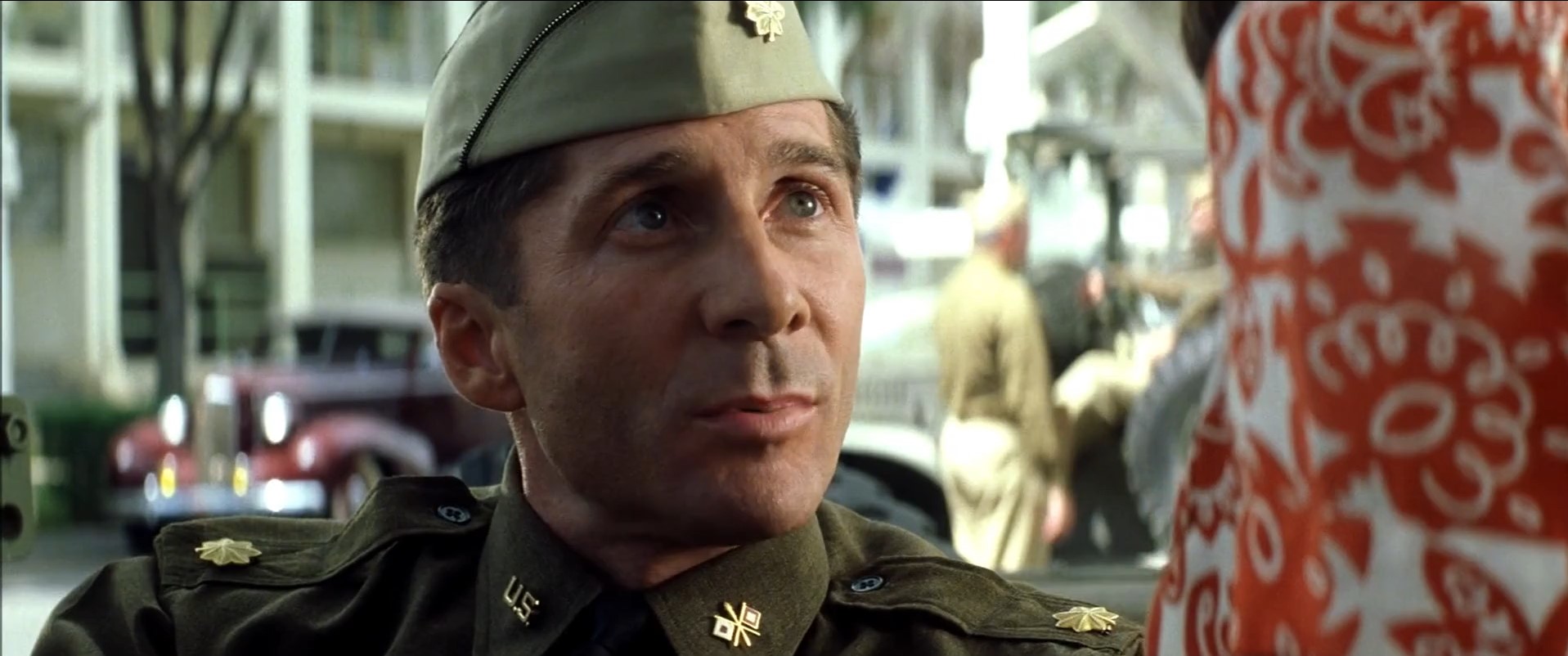 — Другой офицер на моем месте просто послал бы вас подальше.
— Другая медсестра на моем месте не стояла бы возле вас, затыкая пальцем фонтан крови.