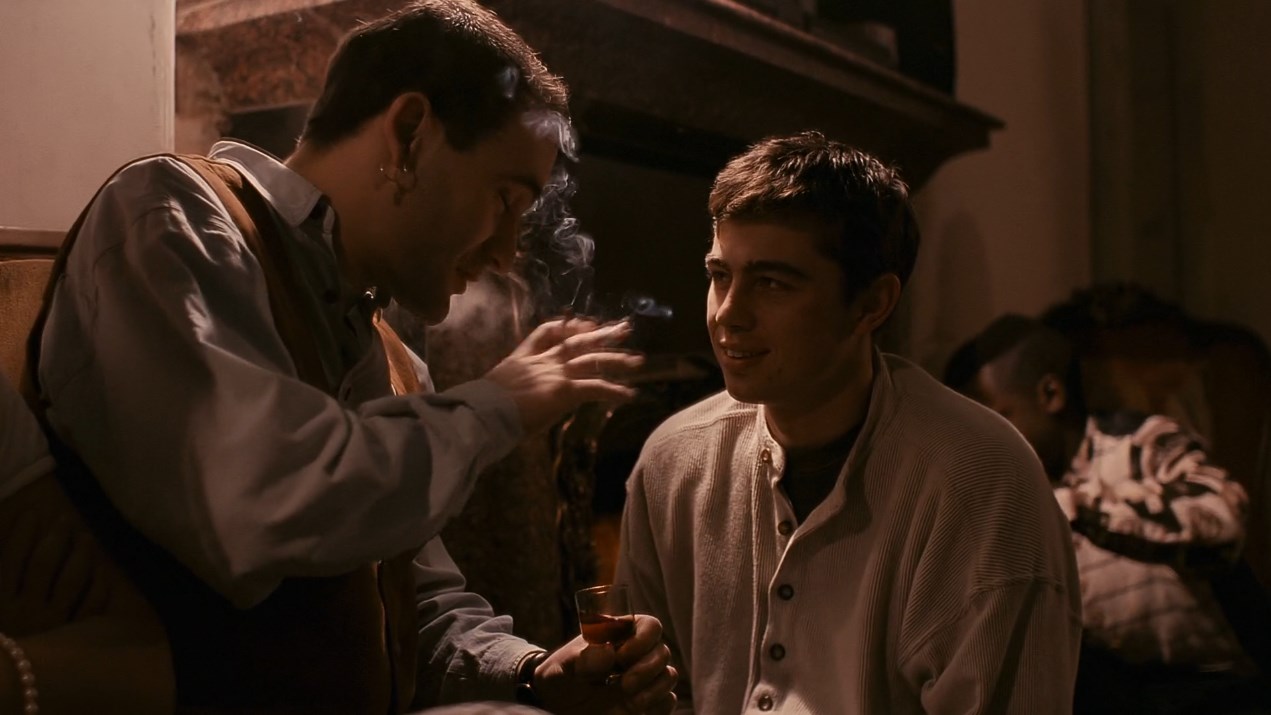 [даёт «забитую» сигарету французу]
— Merci.
— А музыка ваша американская — говно.
— Music? Ah, oui, musique excellente.
— Ну чё ты споришь? Тебе говорят — говно музыка, а ты споришь.
— Musique!
— Да и сами вы… Скоро всей вашей Америке — кирдык. Мы вам всем козьи рожицы устроим… Понял?
— Чё ты к нему пристал, он француз вообще…
— А какая разница?