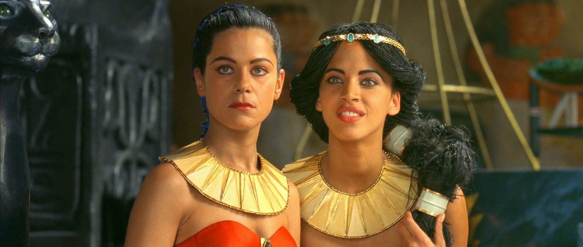 — Как тебе тот с усиками?
— Да он старый!
— Да не этот. Другой.
— Он же толстый!
— Ты это специально?