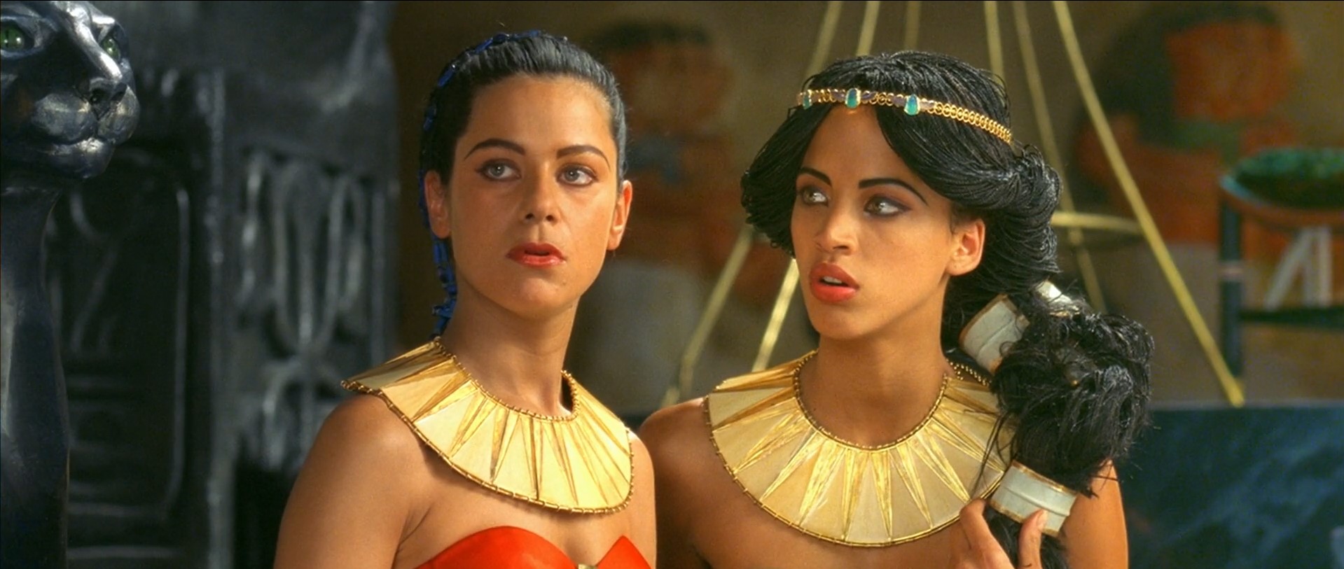 — Как тебе тот с усиками?
— Да он старый!
— Да не этот. Другой.
— Он же толстый!
— Ты это специально?