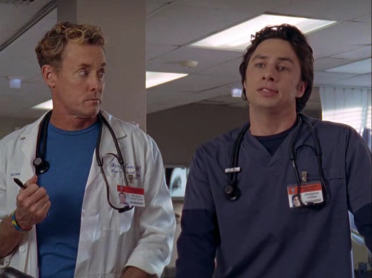 — Почему твоей ребенок сегодня утром был одет как Юлий Цезарь?
— У меня дома не было одежды для Сэма, поэтому я вырезал в наволочке отверстия для рук и ног. А золотой пояс — это чтобы не чувствовать себя глупо.