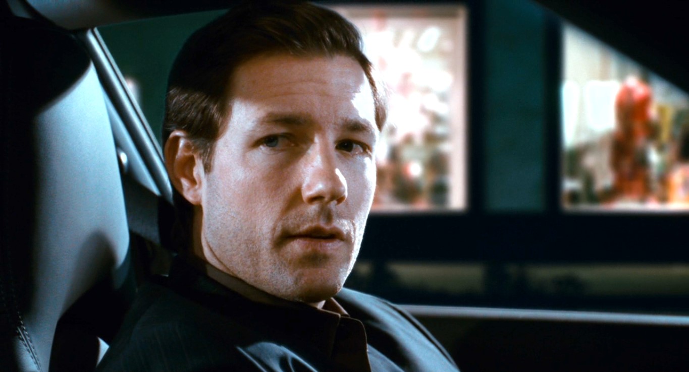 Айрис Симкинс Шекспир сказал: «Всё заканчивается встречей влюблённых». Редкая по красоте мысль. Лично я ничего хоть чуть-чуть похожего не испытала. Но очень хотелось бы верить, что Шекспиру удалось. А вообще, мне кажется, я думаю о любви больше, чем надо. Но меня восхищает, что любовь обладает такой силой, которая способна перевернуть нашу жизнь. Кстати, Шекспир изрёк ещё одну мудрость: «Любовь слепа». И вот под этим я могу подписаться. У кого-то совершенно необъяснимо любовь исчезает. А кто-то просто теряет свою любовь. Ну и, само собой, любовь можно найти (пусть и на одну ночь). А есть совсем иной род любви — самый жестокий. Такая любовь не оставляет своим жертвам надежды. Это безответная любовь… И тут я настоящий профессионал. В любовных романах люди в основном влюбляются друг в друга. Ну а как же мы, все остальные? Кто расскажет про нас, про тех, кто одинок в любви? Мы жертвы одностороннего чувства. Мы проклятие мира любимых. Мы нелюбимые. Мы ходячие больные. Мы инвалиды без преимущественного права парковки.