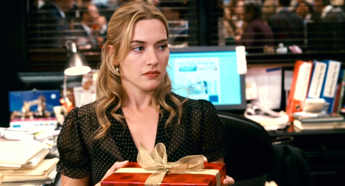 Айрис Симкинс Шекспир сказал: «Всё заканчивается встречей влюблённых». Редкая по красоте мысль. Лично я ничего хоть чуть-чуть похожего не испытала. Но очень хотелось бы верить, что Шекспиру удалось. А вообще, мне кажется, я думаю о любви больше, чем надо. Но меня восхищает, что любовь обладает такой силой, которая способна перевернуть нашу жизнь. Кстати, Шекспир изрёк ещё одну мудрость: «Любовь слепа». И вот под этим я могу подписаться. У кого-то совершенно необъяснимо любовь исчезает. А кто-то просто теряет свою любовь. Ну и, само собой, любовь можно найти (пусть и на одну ночь). А есть совсем иной род любви — самый жестокий. Такая любовь не оставляет своим жертвам надежды. Это безответная любовь… И тут я настоящий профессионал. В любовных романах люди в основном влюбляются друг в друга. Ну а как же мы, все остальные? Кто расскажет про нас, про тех, кто одинок в любви? Мы жертвы одностороннего чувства. Мы проклятие мира любимых. Мы нелюбимые. Мы ходячие больные. Мы инвалиды без преимущественного права парковки.