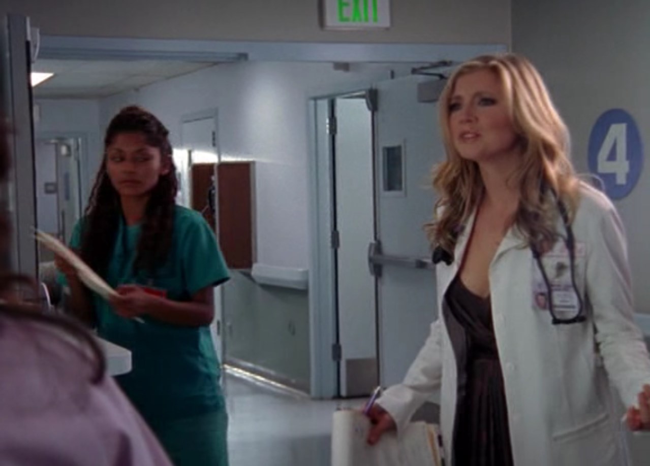 — Кстати о свадьбе. Я подарил вам шикарную кофеварку. Разу уж, как я понимаю, свадьбы не предвидится...
— Да-да, я её верну.
— Отлично.

— Так, минутку, у нас была только одна кофеварка от моего брата Барри.
— Ну, попытка почти удалась.