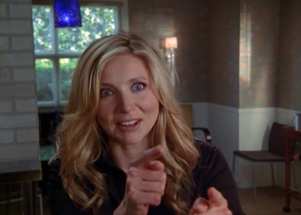 Доктор Эллиот Рид — Привет, Кит.
— Ты пришла к себе домой, пока я собираю вещи, хотя и обещала этого не делать. Блеск!
— Ну ты же знаешь, что мне нельзя верить. Я ведь еще обещала, что выйду за тебя замуж, да?