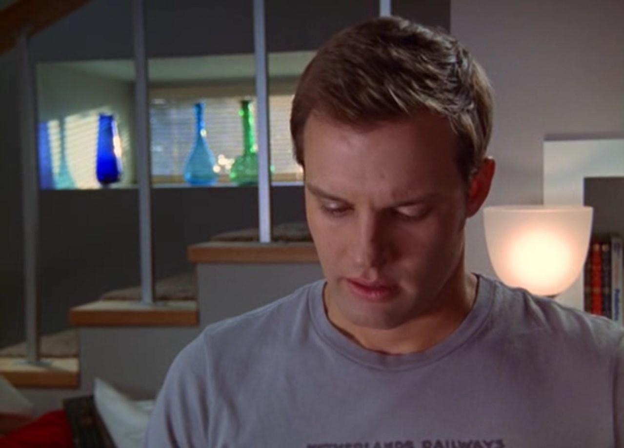 Доктор Эллиот Рид — Привет, Кит.
— Ты пришла к себе домой, пока я собираю вещи, хотя и обещала этого не делать. Блеск!
— Ну ты же знаешь, что мне нельзя верить. Я ведь еще обещала, что выйду за тебя замуж, да?